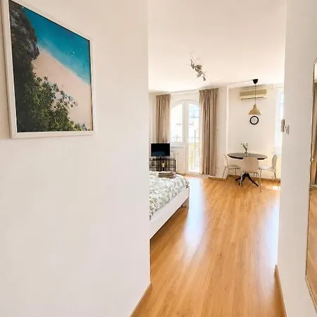 Nyugati Apartment *